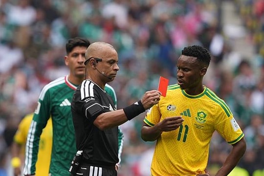 Kỷ lục 3 thẻ đỏ ngày khai mạc World Cup 2026: VAR và những tranh cãi tại Azteca