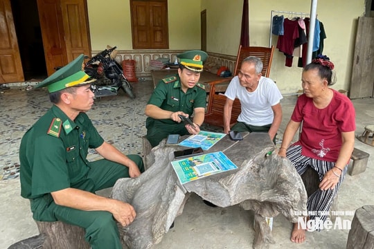 Bộ đội Biên phòng 'đi từng ngõ, gõ từng nhà' giúp dân chuyển đổi số