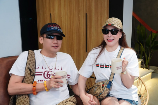 Ca sĩ Hồ Quỳnh Hương cùng ông xã doanh nhân chuẩn bị cho đêm nhạc Phòng khách 3 thế hệ tại Hà Nội