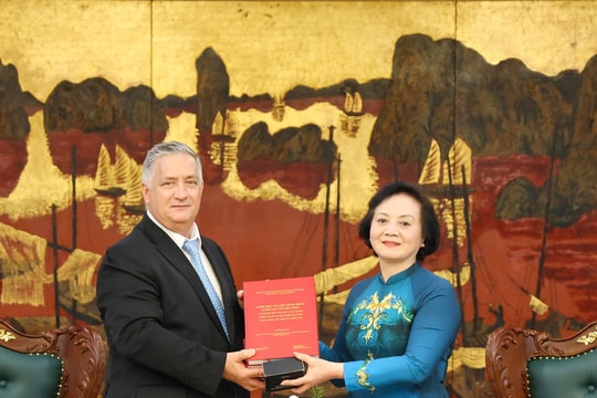 Phó Thủ tướng tiếp nhận tư liệu từ đối tác Mỹ hỗ trợ tìm kiếm hài cốt liệt sĩ