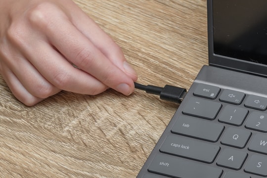 Tại sao laptop hoạt động tốt hơn khi được cắm sạc?