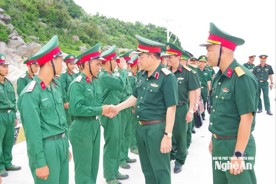 Kiểm tra công tác quân sự, quốc phòng tại Tiểu đoàn Hỗn hợp Đảo Hòn Mắt