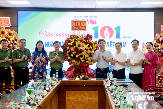 Nhiều cơ quan, đơn vị chúc mừng Báo và phát thanh, truyền hình Nghệ An dịp 21/6