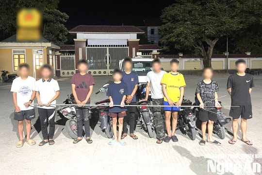Công an xã Hưng Nguyên làm việc với nhóm thanh thiếu niên tụ tập chuẩn bị tham gia cổ vũ đua xe