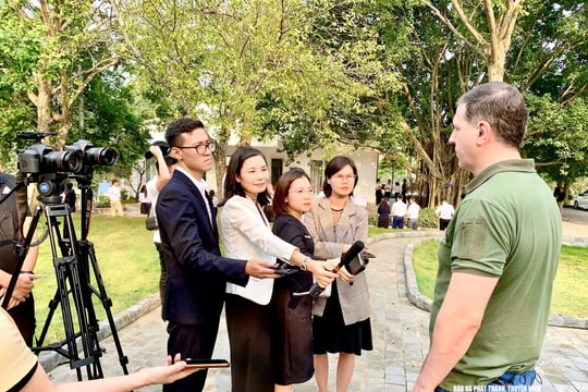 Nông nghiệp xanh trên trang báo và cánh sóng