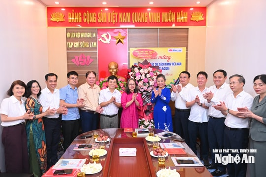 Phó Bí thư Tỉnh ủy Võ Thị Minh Sinh chúc mừng các cơ quan báo chí nhân kỷ niệm 101 năm Ngày Báo chí cách mạng Việt Nam