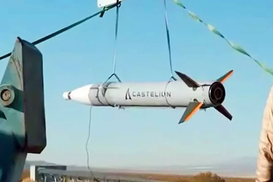 Mỹ đặt hàng loạt tên lửa siêu vượt âm Blackbeard giá rẻ và gói viện trợ 150.000 UAV cho Ukraine