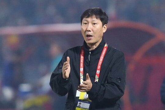 Biến động nhân sự bóng đá Việt Nam: HLV Kim Sang-sik dồn lực cho tuyển quốc gia