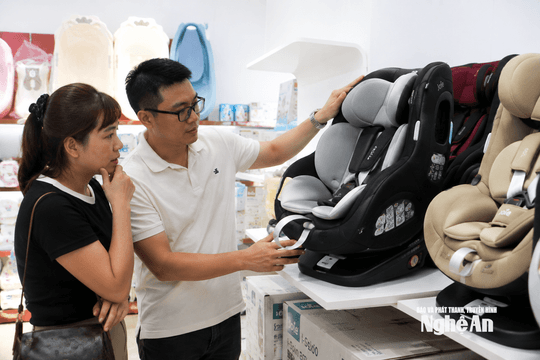 Trước ngày bắt buộc sử dụng, thị trường ghế an toàn trẻ em sôi động chưa từng có
