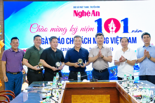 Cục truyền thông Công an nhân dân thăm và làm việc với Báo và phát thanh, truyền hình Nghệ An