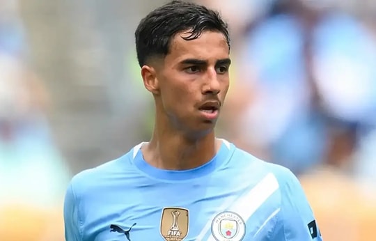 Man City dập tắt hy vọng của Barcelona về trung vệ trẻ Vitor Reis