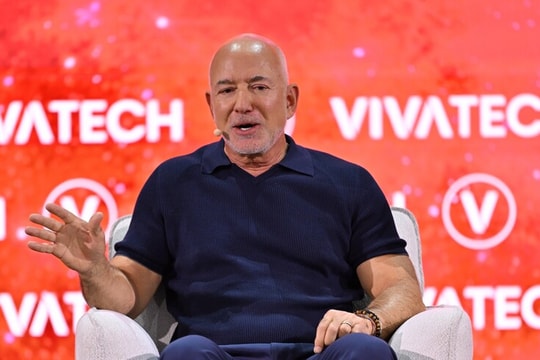 Tỷ phú Jeff Bezos: Trí tuệ nhân tạo sẽ không cướp việc làm mà tạo ra tình trạng thiếu lao động