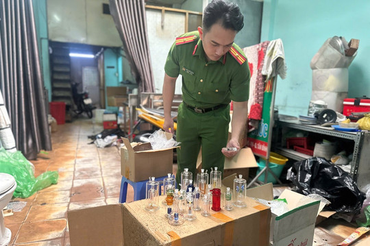 TP.HCM: Triệt phá đường dây sản xuất hơn 100.000 dụng cụ ma túy từ 10 nỏ thủy tinh