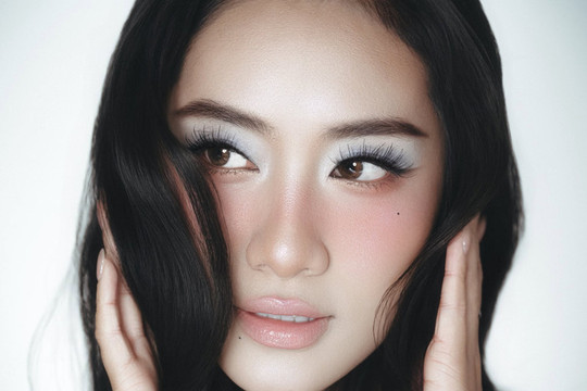 Hoa hậu Hà Trúc Linh gây ấn tượng với diện mạo sắc sảo khác lạ