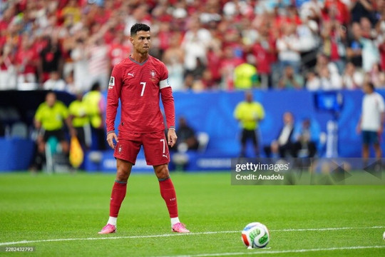 Cristiano Ronaldo rực sáng tại World Cup: Khi nhà vua chấp nhận lùi lại phía sau