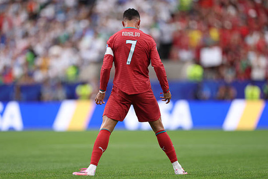 Cristiano Ronaldo lập kỷ lục vô tiền khoáng hậu, Bồ Đào Nha vùi dập Uzbekistan 5-0