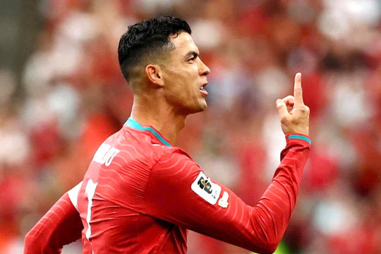 Bồ Đào Nha 5-0: Khi tập thể siêu sao học cách nâng bước Cristiano Ronaldo ở tuổi 41