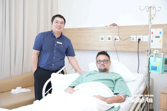 Vinmec Hải Phòng áp dụng thành công kỹ thuật thay khớp vai đảo ngược cho bệnh nhân người Anh