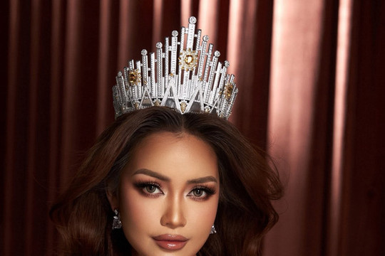 Hoa hậu Ngọc Châu kỷ niệm 4 năm đăng quang Hoa hậu Hoàn vũ Việt Nam 2022 cùng vương miện Vinawoman