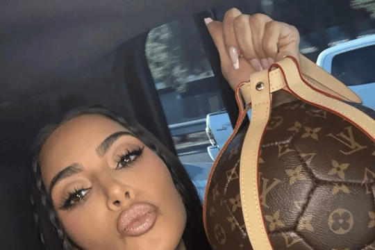 Kim Kardashian khoe bóng Louis Vuitton hiếm từ World Cup 1998 trong dự án UNICEF