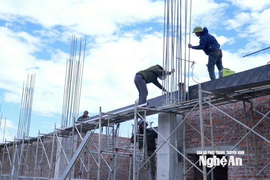 Lao động giữa nắng nóng trên công trường Trường liên cấp vùng cao biên giới Môn Sơn