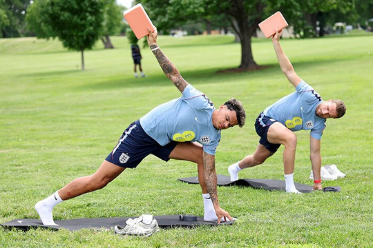 ĐT Anh tập yoga giữa công viên tại Mỹ: Liệu pháp tâm lý lạ của HLV Thomas Tuchel