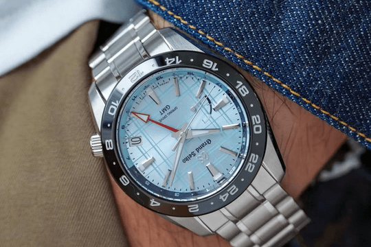 Grand Seiko SBGE317: Đồng hồ GMT lấy cảm hứng từ kiến trúc Shinjuku với bộ máy Spring Drive
