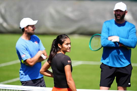 Nỗi lo bao trùm Wimbledon: Emma Raducanu dính chấn thương ngay trước giờ G