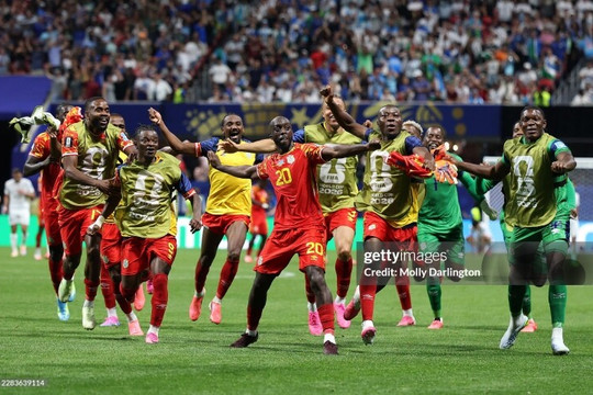 CHDC Congo ngược dòng 3-1 trước Uzbekistan: Wissa rực sáng đưa Báo đen vào vòng knock-out