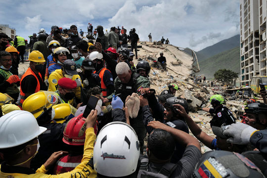 Động đất Venezuela: Cứu sống 2 cha con sau 4 ngày bị chôn vùi dưới đống đổ nát