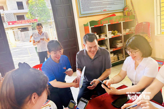 Điện lực Vinh thí điểm đưa ứng dụng số EVN chăm sóc khách hàng đến tận hộ dân