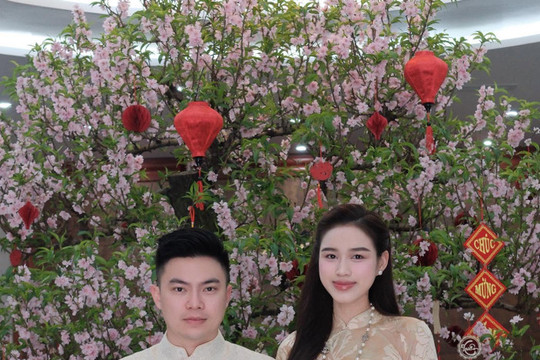 Hoa hậu Đỗ Thị Hà xuất hiện rạng rỡ bên chồng doanh nhân tại Hà Nội