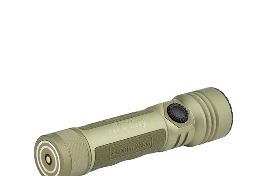 Cận cảnh Olight Seeker Ultra: Đèn pin EDC 4.800 lumen với hệ thống sạc ba chế độ linh hoạt