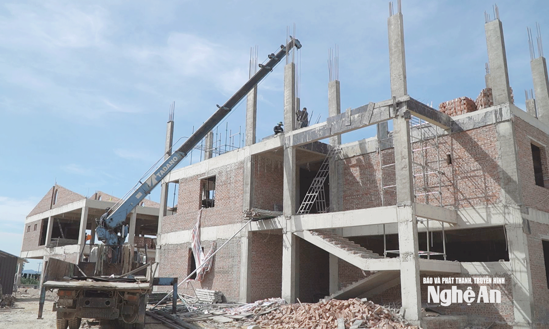 Vượt nắng nóng, tăng tốc xây 11 trường học vùng biên