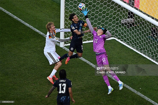 Orlando Gill: "Người khổng lồ" 1m99 và màn trình diễn lịch sử loại ĐT Đức khỏi World Cup 2026