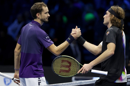 Daniil Medvedev tin tưởng Stefanos Tsitsipas sẽ sớm trở lại đỉnh cao quần vợt