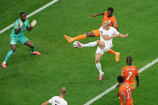 Haaland ghi bàn quyết định giúp Na Uy hạ Bờ Biển Ngà 2-1 và lập 2 kỷ lục World Cup