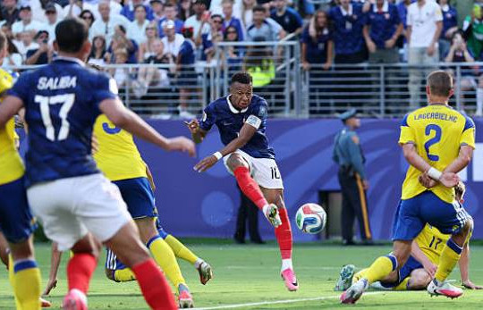 Mbappe lập cú đúp đẳng cấp, Pháp đè bẹp Thụy Điển 3-0 để vào vòng 16 đội
