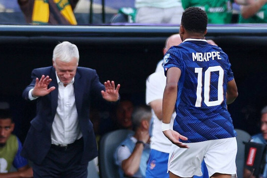 Mbappe lập cú đúp đưa Pháp vào vòng 16 đội: Khoảnh khắc Deschamps cúi đầu bái phục