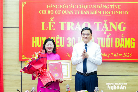 Chủ nhiệm Ủy ban Kiểm tra Tỉnh ủy Nghệ An nhận Huy hiệu 30 năm tuổi Đảng