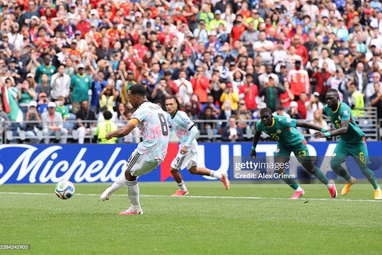 Bỉ hạ Senegal 2-1: Quả phạt đền 8 phút và đêm hỗn loạn tại World Cup
