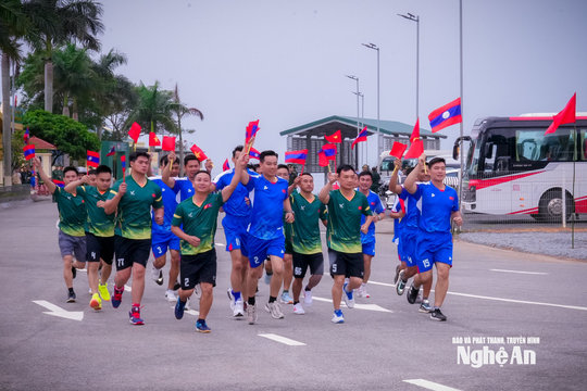 Sôi nổi các hoạt động giao lưu sĩ quan trẻ biên giới Việt Nam - Lào tại Cửa khẩu Thanh Thủy