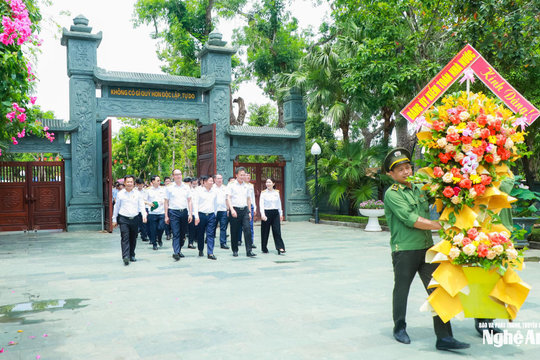 Tổng Kiểm toán Nhà nước dâng hoa, dâng hương tưởng niệm Chủ tịch Hồ Chí Minh và các Anh hùng liệt sĩ tại Nghệ An