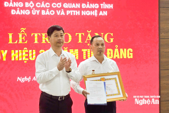Đảng ủy Báo và phát thanh, truyền hình Nghệ An tổ chức trao Huy hiệu 30 năm tuổi Đảng tặng đảng viên