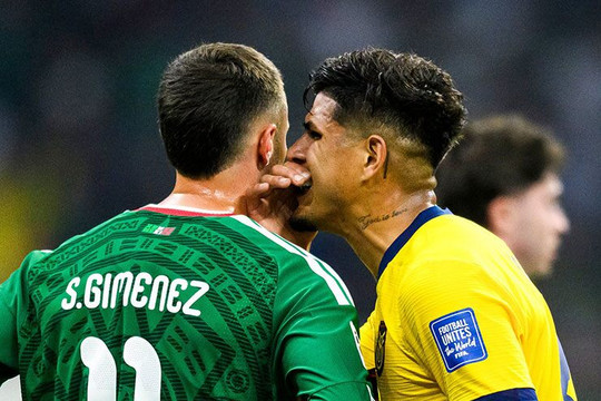 UEFA từ chối áp thẻ đỏ cho hành vi che miệng, Barcelona chính thức thoát 'xiềng xích' tài chính