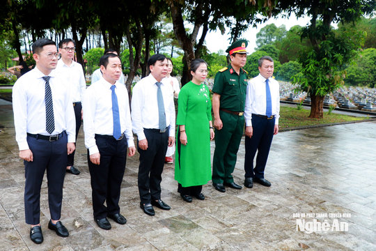 Phó Bí thư Tỉnh ủy Nghệ An Võ Thị Minh Sinh dâng hương tri ân các Anh hùng liệt sĩ trên vùng ‘đất thép’ Vĩnh Linh