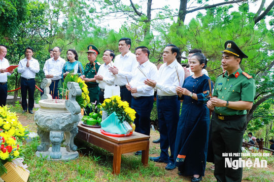 Lãnh đạo tỉnh Nghệ An tưởng niệm Đại tướng Võ Nguyên Giáp và các Anh hùng liệt sĩ tại Quảng Trị, Hà Tĩnh