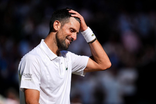 Djokovic nhọc nhằn hạ Rinderknech 7-5, 6-4, 1-6, 7-6 để cân bằng 105 trận thắng tại Wimbledon