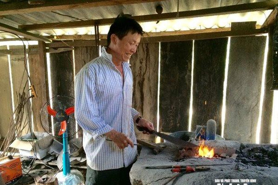Giữ lửa nghề rèn nơi vùng biên xứ Nghệ