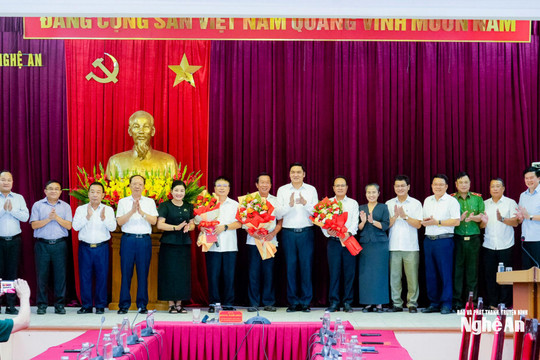 Ban Thường vụ Tỉnh ủy Nghệ An gặp mặt 11 cán bộ nghỉ công tác theo chế độ và chuyển công tác